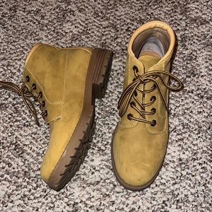 Cliffs Women’s Ankle Work-boots. Size 7.5 - Slightly used. Sparkly laces. Tan